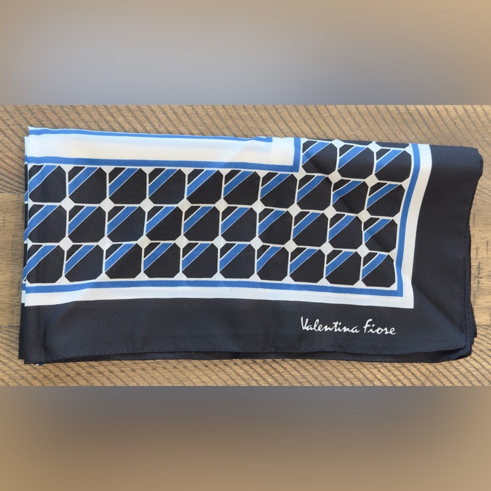 Valentina Fiore Vintage Scarf|Black Blue White Scarf|
25x25 Worn Once EUC